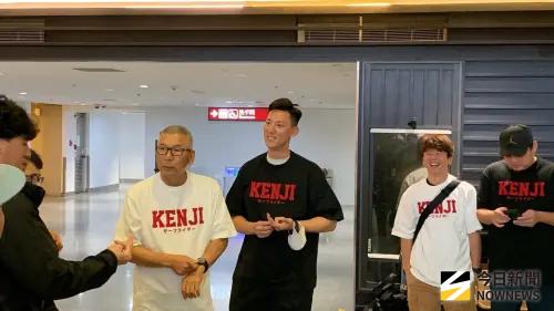 ▲樂天桃猿前總教練古久保健二今日離台，看到許多子弟兵送機，他直言感動到快哭。（圖／記者陳柏攝,2025.11.15)