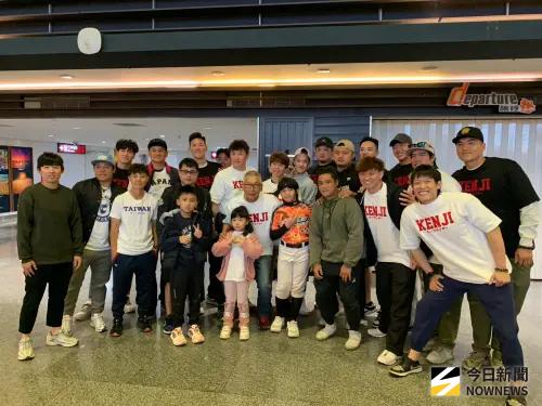 ▲樂天桃猿前總教練古久保健二離台，許多球員自組「送機團」。（圖／記者陳柏翰攝,2025.11.15)