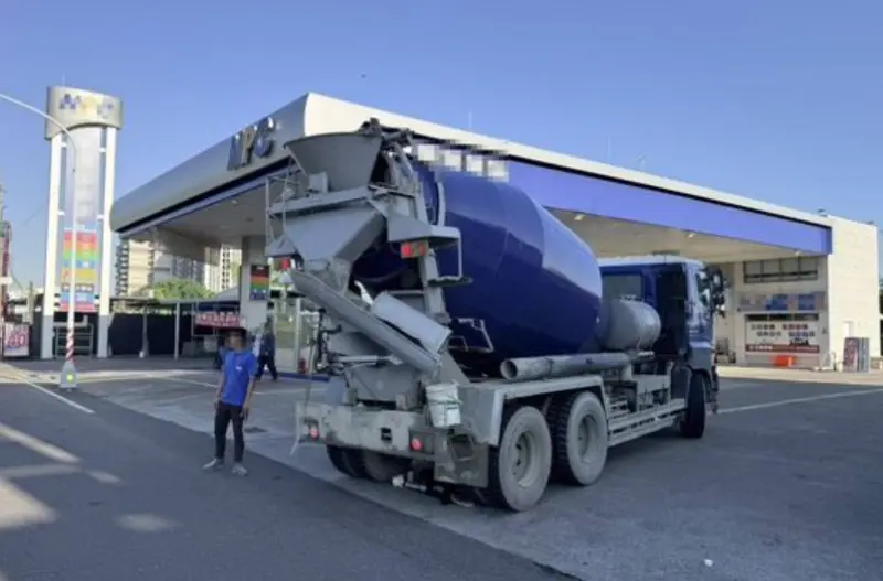 視線死角釀悲劇！水泥車進入加油站　高雄81歲老婦遭輾送醫不治