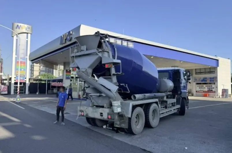 視線死角釀悲劇！水泥車進入加油站 高雄81歲老婦遭輾送醫不治