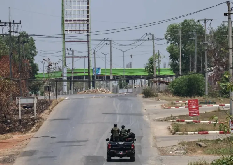 ▲緬甸多地電力不穩，從住家到商店紛紛改裝太陽能系統，成為當地最普遍的供電方式。（圖／路透社／達志影像）