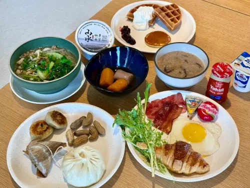 ▲ 早餐滿滿金山在地美食，必吃芋頭粥、肉包，記者推薦山海仙草布丁搭配金山芋圓王。（圖／記者蕭涵云攝）