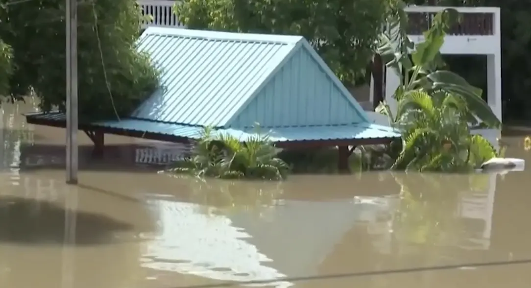 泰國昭披耶河暴漲衝垮防洪堤 多府淹水、數萬戶居民苦撐災情未緩