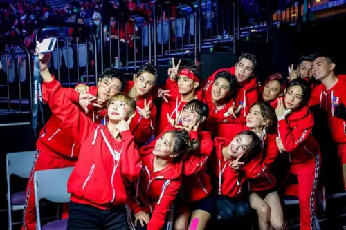 ▲《全明星運動會》紅隊經理粿粿（前排左1）與紅隊隊長王子（後排左2）之間的不倫戀風波，但苦主不只有粿粿先生范姜彥豐，還有曾和王子交往的席惟倫，但節目裡的雙劈始祖另有其人。（翻攝自IG@red_fireeeeee）