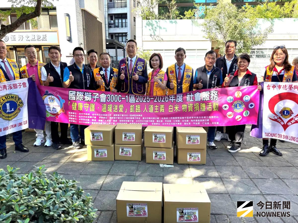 ▲台中市自強獅子會15日在舊社公園舉辦「健康守護 溫暖送愛」公益活動，提供免費血糖檢測與視力篩檢，並結合義剪、捐贈白米1500公斤及福箱給弱勢家庭。（圖／記者金武鳳攝，2025.11.15)