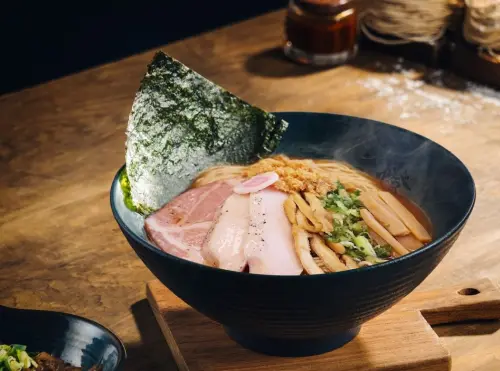 ▲麵屋一燈台南西門店推出限定登場的「醬油煮干清湯拉麵」。（圖／麵屋一燈提供）