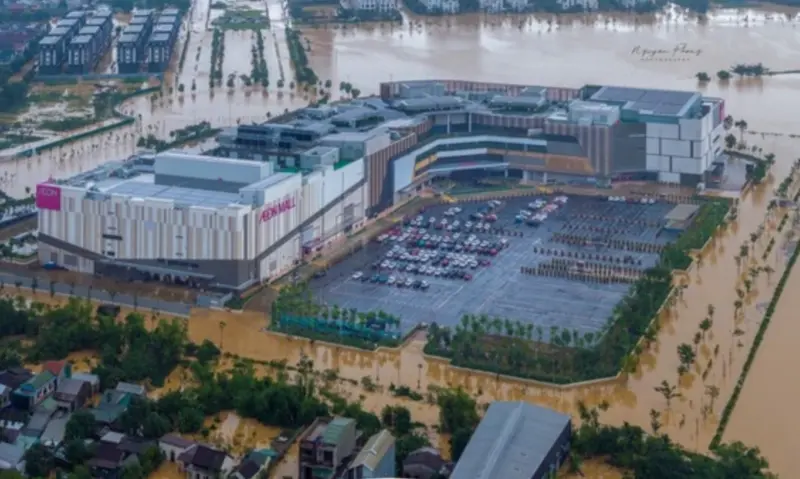 ▲從空中俯瞰，越南順化這間永旺購物中心，宛如「洪水中的綠洲」。（圖／翻攝自越南青年報）