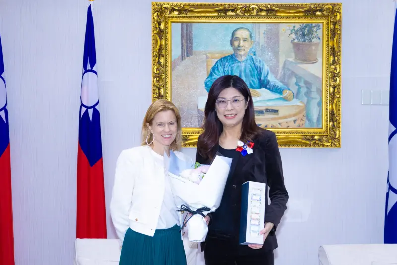 ▲國民黨主席鄭麗文今與英國在台辦事處代表包瓊郁會談，雙方期待未來能持續保持密切且定期的溝通交流。（圖／國民黨提供）