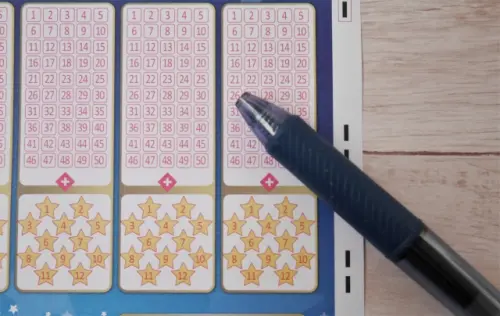 66歲退休阿伯中6億元！「裝窮騙妻」獨過奢華生活：半年就崩潰了
