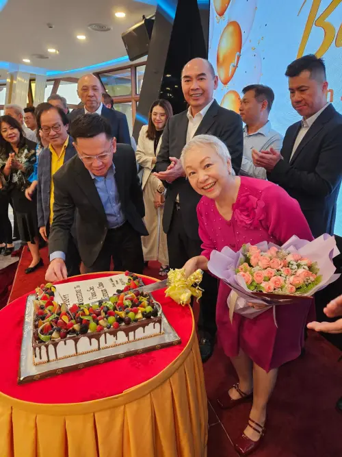 ▲金馬影后陳秋霞（前排右）開心歡度68歲生日，氣色超好。（圖／翻攝自陳秋霞臉書）