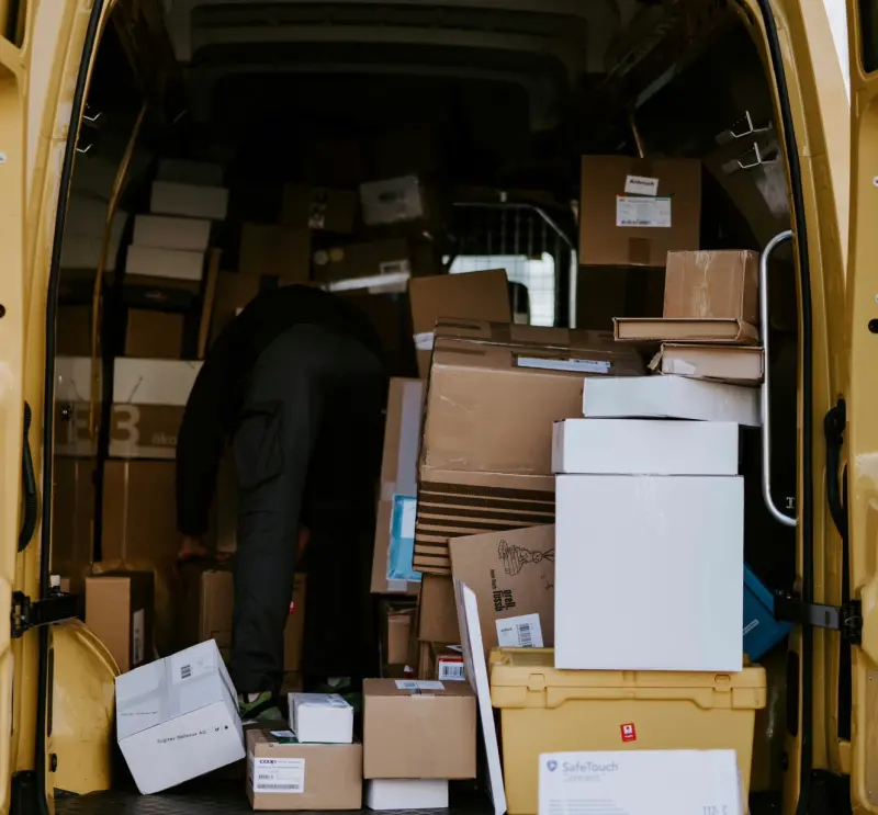 ▲民眾抱怨，在某電商上下單iPhone17新手機，卻發現手機竟被物流司機直接放在住家門口信箱。（圖╱取自Unsplash）