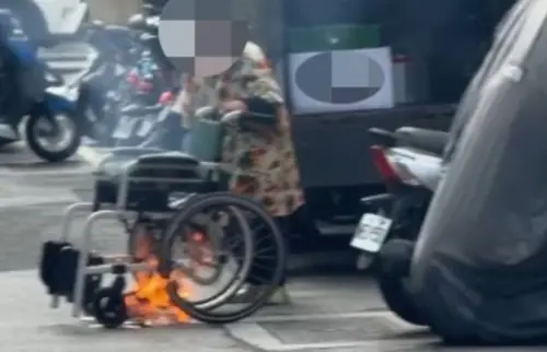 嚇壞信義區路人！阿嬤早上路邊放火燒輪椅　鄰居邊安撫邊搶過滅火
