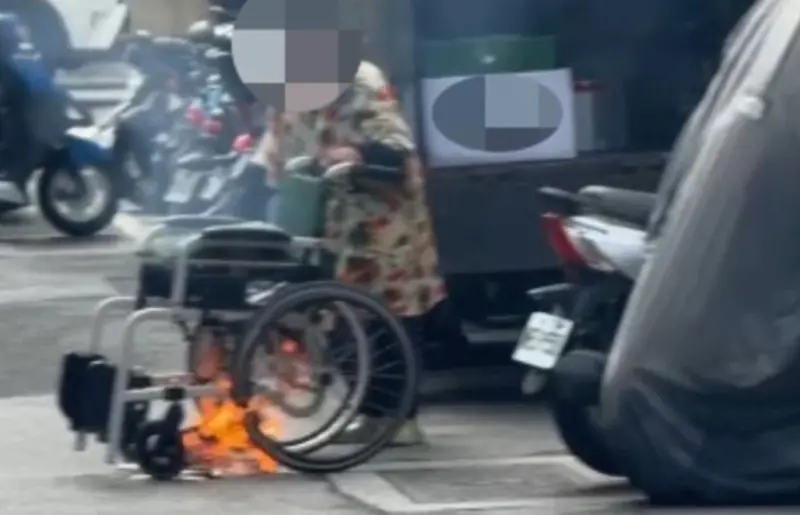 嚇壞信義區路人！阿嬤早上路邊放火燒輪椅　鄰居邊安撫邊搶過滅火