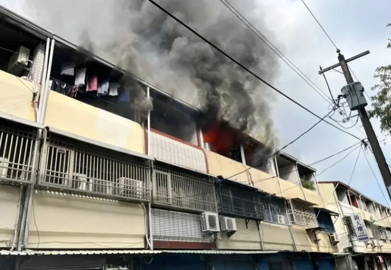 台南歸仁區火災！透天厝失火還延燒5戶鄰居　消防16車34人急撲救