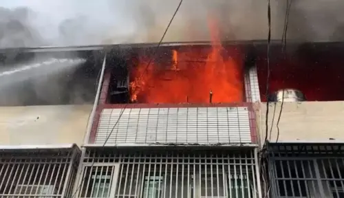 ▲台南歸仁一處透天厝15日下午突起火，鐵皮加蓋悶燒迅速延燒五戶。（圖／翻攝畫面）