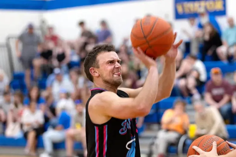 教師界柯瑞？美國體育老師1小時投進1516顆三分 還擁2項世界紀錄