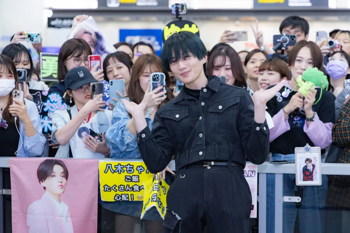 八木勇征抵台400位粉絲接機！比YA還走近大家合照 寵粉全場尖叫