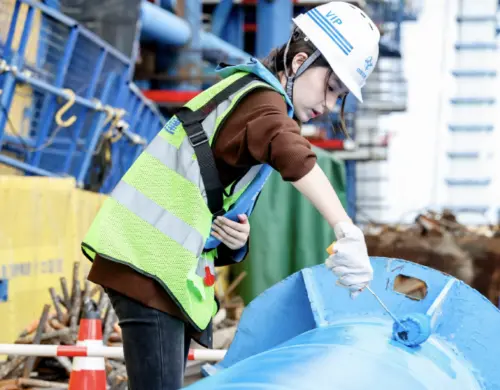 ▲歐陽娣娣在廈金大橋刷油漆。（圖／精靈少女Gen1es_歐陽娣娣 微博）