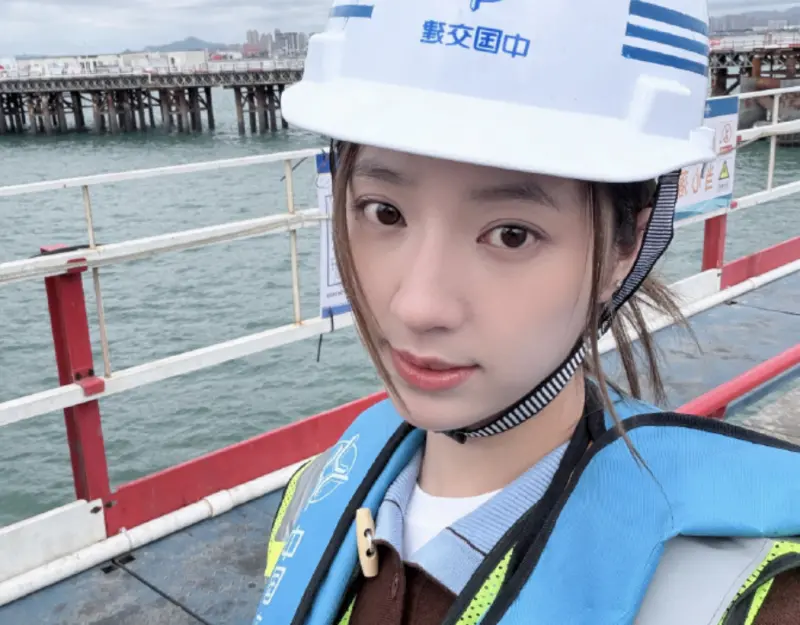 ▲歐陽娣娣踏上廈金大橋當一日工人，感嘆：「希望可以趕快從這裡回台灣。」（圖／精靈少女Gen1es_歐陽娣娣 微博）