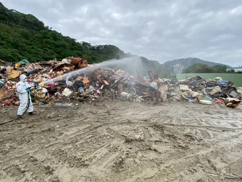 ▲國軍助蘇澳災後復原,化學兵執行清消作業。。(圖/第三作戰區提供)