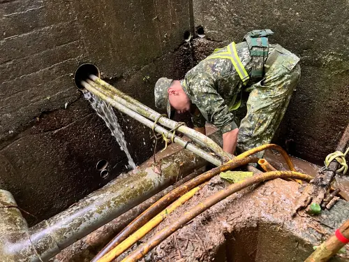 ▲國軍助蘇澳災後復原，官兵協助水溝疏通與廢棄物清運。（圖／第三作戰區提供）