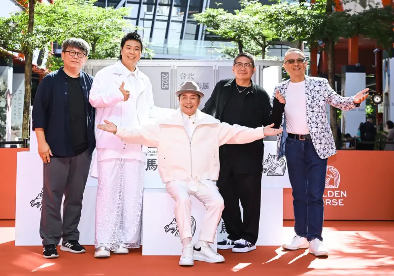 ▲紀錄片《高雄有顆藍寶石》今日於2025金馬影展首映，豬哥亮長子（右一）透露當初有擲筊，有獲得爸爸准許才拍紀錄片，導演楊力州（左一）還加碼爆料：「我問明牌都不講」，讓現場笑翻。（圖／金馬執委會提供）