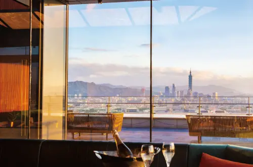 ▲台北萬豪酒店的「 INGE’S Bar & Grill」有高空絕美景致。（圖／台北萬豪提供 taipeimarriott.com.tw）