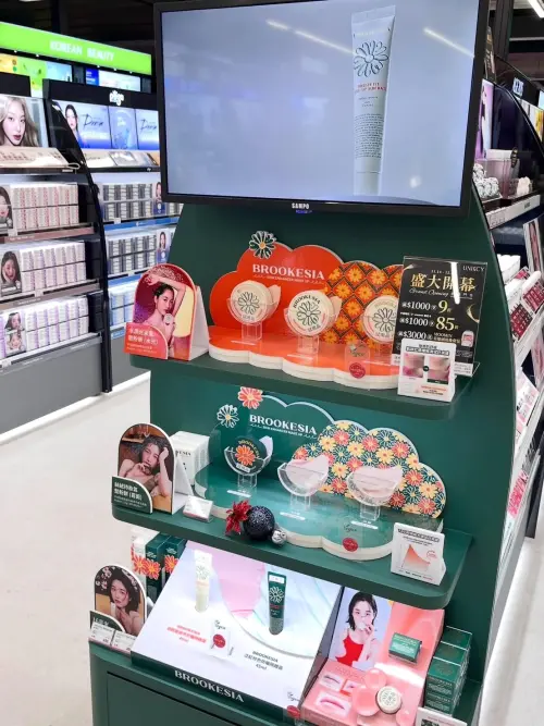 ▲板橋車站的門店商品品項多為韓國美妝品牌。（圖╱取自Thread@unikcy官方帳號）