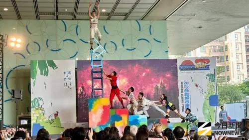 ▲ 「2025高雄城市書展」開幕式由FOCASA馬戲團以震撼全場的動感特技率先炒熱現場。（圖／記者陳美嘉攝，2025.11.15）