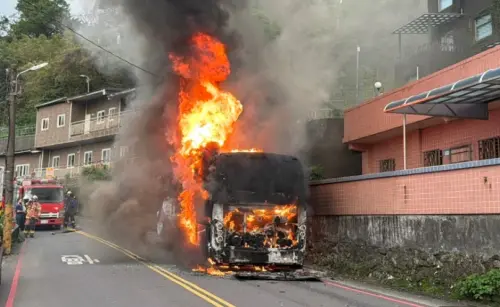 好險！遊客下車至九份老街觀光　遊覽車突起火13人全數逃過一劫
