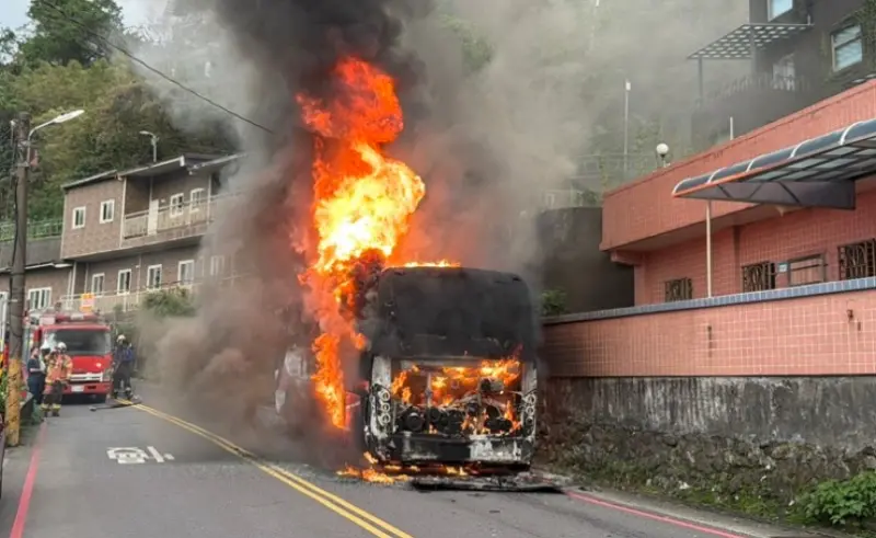 好險！遊客下車至九份老街觀光　遊覽車突起火13人全數逃過一劫