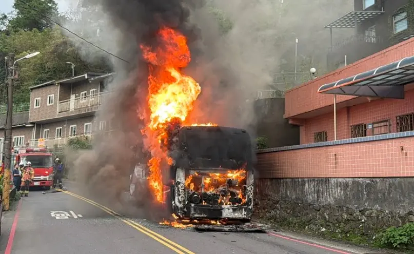 好險！遊客下車至九份老街觀光 遊覽車突起火13人全數逃過一劫