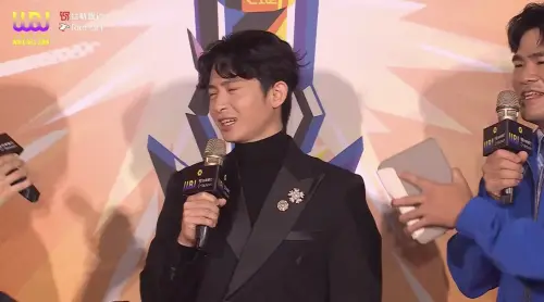 ▲博恩（如圖）在走鐘獎紅毯罕見提及昔日好友龍龍、賀瓏。（圖／走鐘獎頒獎典禮 Walk Bell John Awards YT）