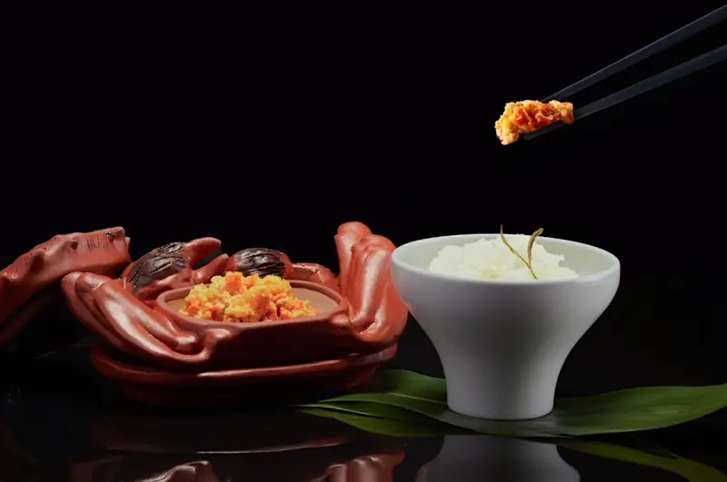 ▲亞都麗緻飯店內的天香樓已經40歲了，每年立冬後才會推出的大閘蟹套餐也宣告再現，今年菜色中有道以五隻大閘蟹製作的禿黃油撈飯最令人驚艷。（圖／亞都麗緻提供taipei.landishotelsresorts.com/）