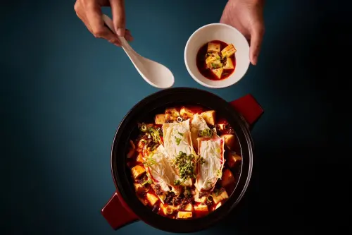 ▲「帝王蟹麻婆魚豆腐」是融合川、杭技法。（圖／亞都麗緻提供taipei.landishotelsresorts.com/）