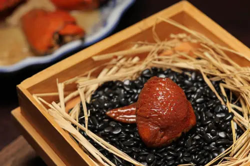 ▲「金蟬鳳翼」就是將大閘蟹粉鑲入雞翼內（圖／晶華酒店提供）