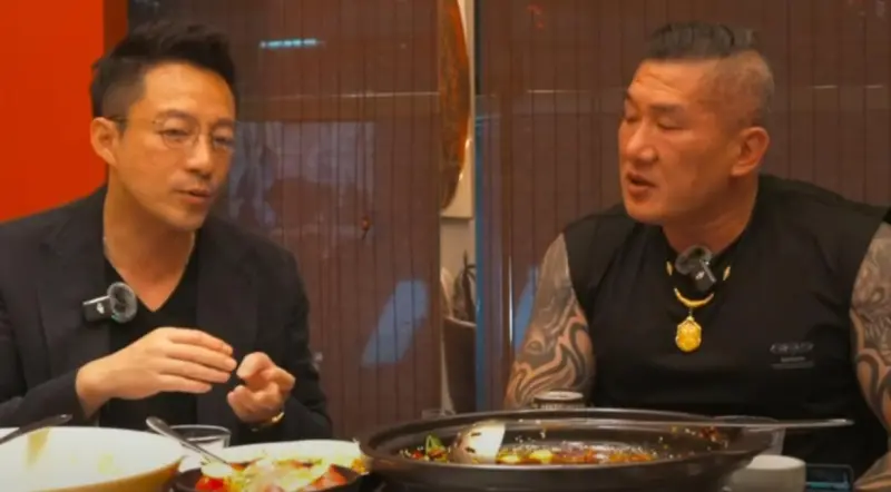 ▲館長今年6月才與汪小菲同框並到「麻六記」用餐，外界以為兩人關係良好，卻在近日曝光錄音中遭指疑似批評汪小菲「很會裝肖維」、「是喝酒咖」，引發外界揣測兩人是否已生嫌隙。（圖／翻攝畫面）