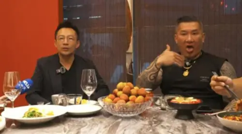 ▲館長6月曾與汪小菲同框用餐、互動融洽，還直播向對方敬酒致意。然而近日流出的內部錄音中，館長卻疑似私下批評汪小菲，前後態度反差之大。（圖／翻攝畫面）