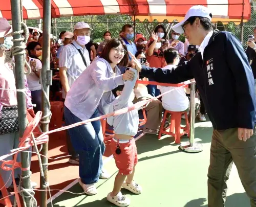 ▲高雄市長陳其邁(右)在永安石斑魚節活動現場與民眾互動熱絡。(圖／高雄市政府海洋局提供)