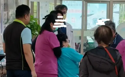 ▲桃園一名54歲婦人因補領藥需再付藥費與院方爭執，情緒失控大罵髒話並扯落櫃檯電腦設備。（圖／翻攝畫面）
