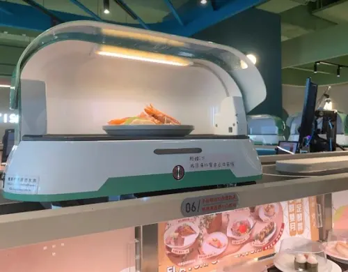 ▲爭鮮就是只有經典迴轉台，爭鮮PLUS則是除了有迴轉台之外還有列車會送餐點到桌邊！（圖/Google評價）