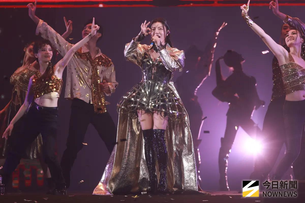 Energy阿弟現身丁噹演唱會牽手唱歌！老婆氣噗噗：他很好用請享用