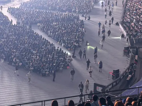 ▲萬名粉絲趁著台上播VCR，同步往外衝去上廁所，而且不只一次。（圖／讀者提供）