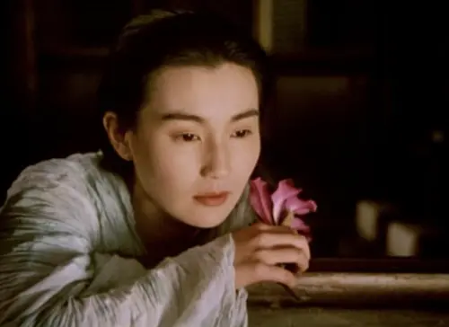 ▲張曼玉最後出現在《東邪西毒》裡的造型與角色，也跟開拍時完全不一樣。（圖／摘自IMDb）