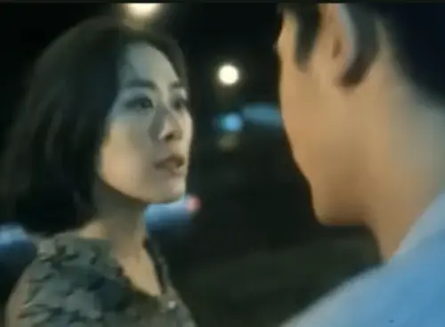 ▲關淑怡（左）曾到阿根廷拍攝《花樣年華》，與梁朝偉（右）有對手戲，結果戲院公映版被導演王家衛剪光。（圖／摘自 W.L-Sun YT）