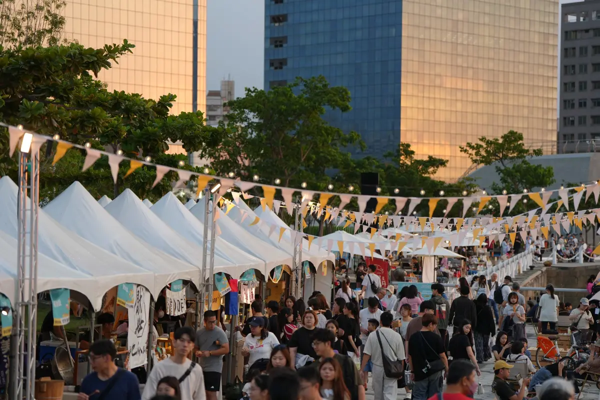 「城市嶼浪」萬人擠爆高流！陳其邁DIY冰沙力挺青創攤車