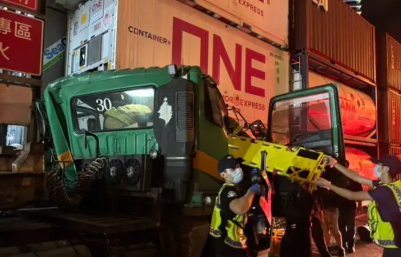 車頭幾乎全毀！基隆港聯結車自撞貨櫃　45歲駕駛困近1小時才獲救