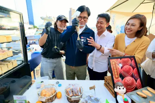 ▲ 高雄市長陳其邁走訪青創店家「浪花甜點」攤位體驗馬卡龍DIY，讚賞青創品牌的創意與活力。（圖／高市府青年局）