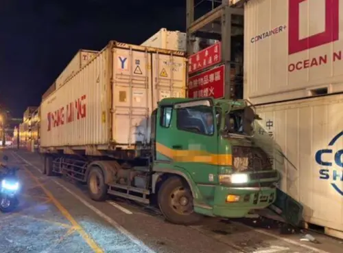 ▲15日晚間基隆港聯結車作業中自撞貨櫃　車頭全毀45歲駕駛受困近1小時救出　意識清楚無生命危險。（圖／翻攝畫面）