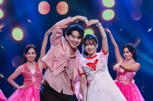 ▲蔡秋鳳聽完李子森（左）杜忻恬（右）的合唱，